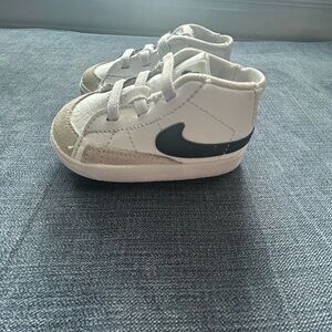 Nike White and Black Sneakers Classic Low-Top Design